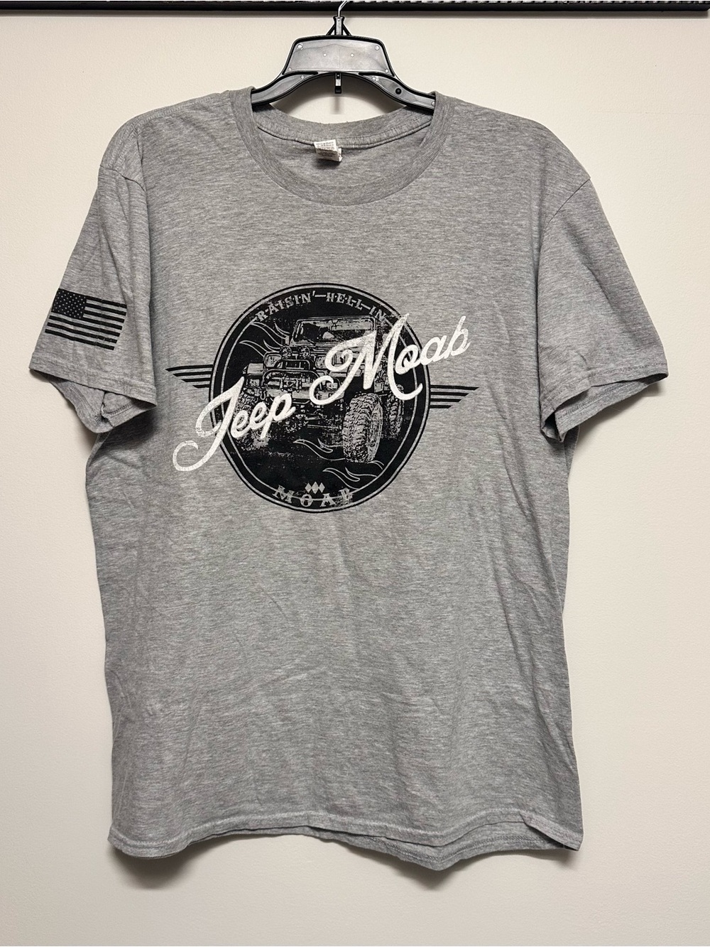 Anvil Grey Jeep Moab Raisin Hell Graphic Tee American Flag on Sleeve